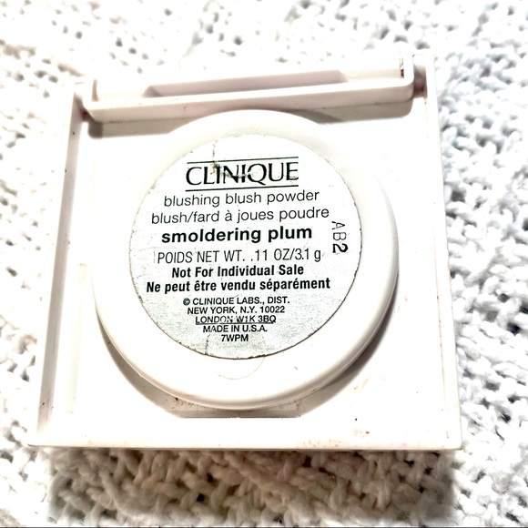 NWOT only swatched Clinique Blushing Blush Powder in shade Smoldering Plum - Picture 3 of 3